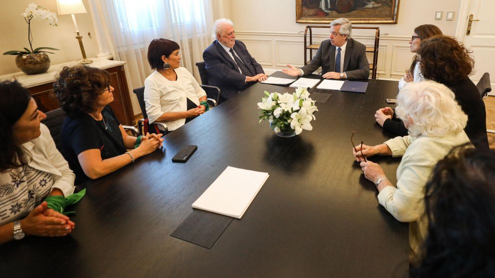 Fernández se reunión con ministros y funcionarios para definir las primeras medidas. (Télam)