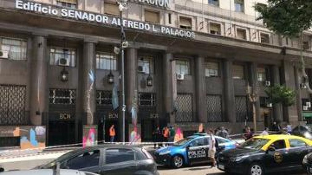 Tras retirar el artefacto, los empleados pudieron regresar al edificio. (Foto: @NegroYbarra)