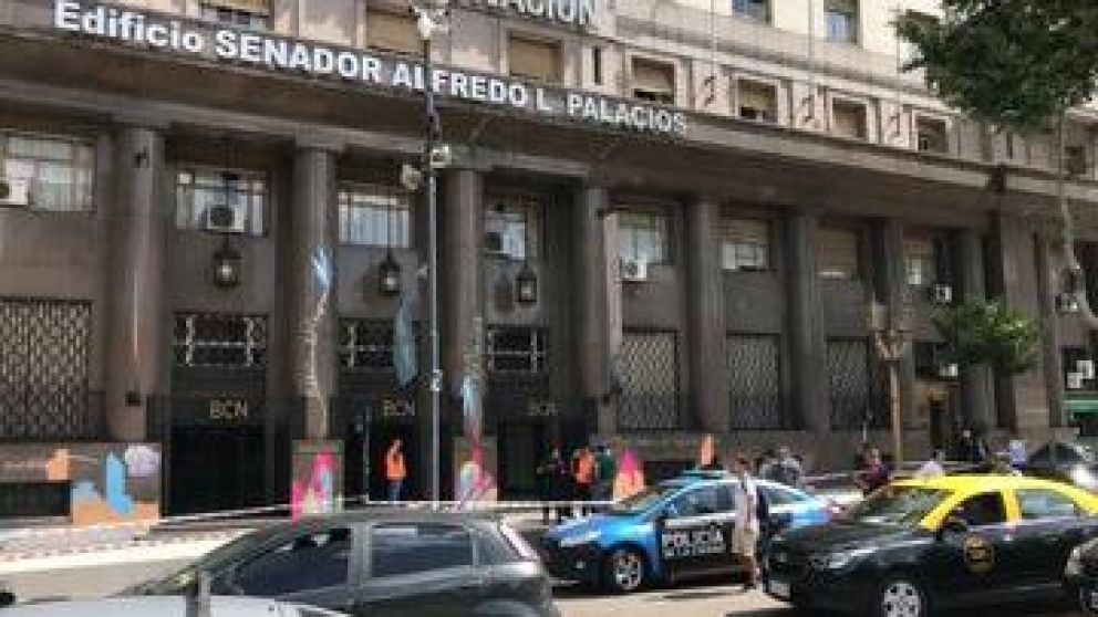 Tras retirar el artefacto, los empleados pudieron regresar al edificio. (Foto: @NegroYbarra)