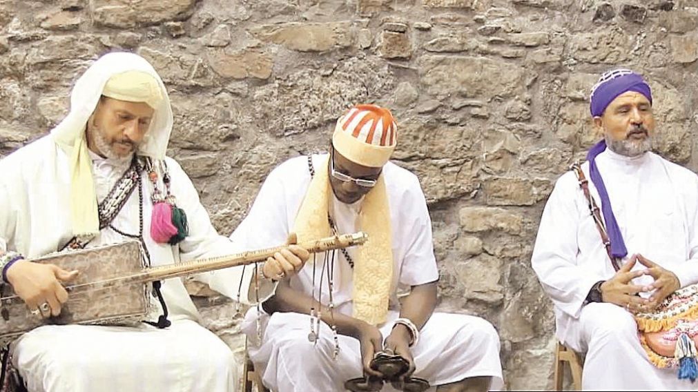 Los sufíes de Marruecos se reúnen para hacer música.