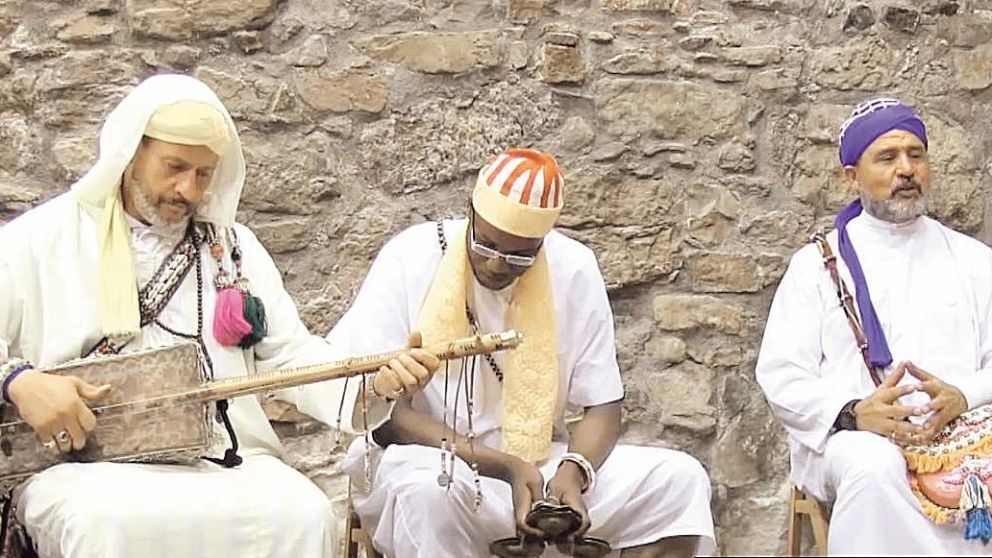 Los sufíes de Marruecos se reúnen para hacer música.