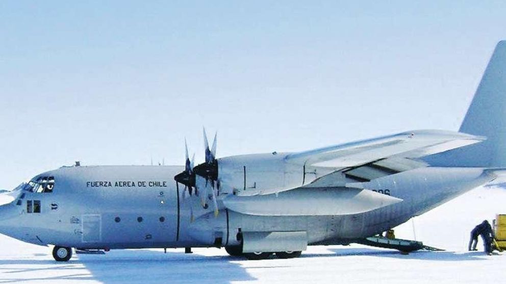 La Fuerza Aérea de Chile habría encontrado restos de la aeronave desaparecida.