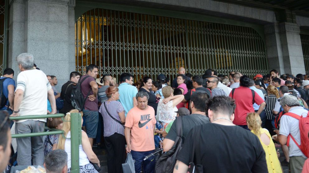 Una marea humana en las puertas de la estación Constitución. (Nahuel Ventura-Crónica)