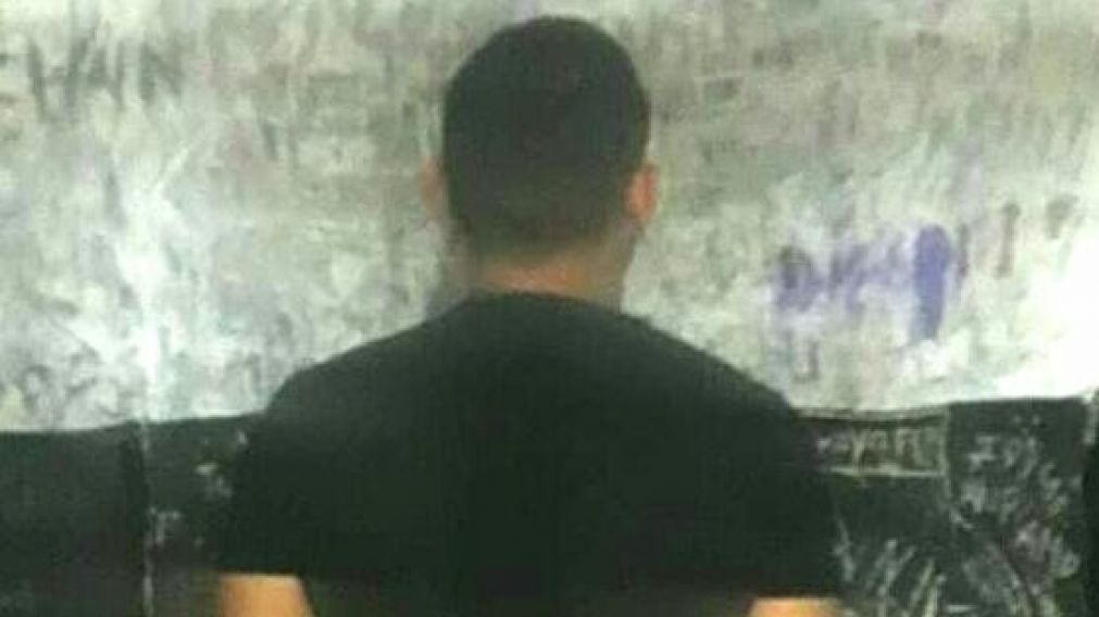 El hombre intentó huir pero luego fue interceptado por los policías.