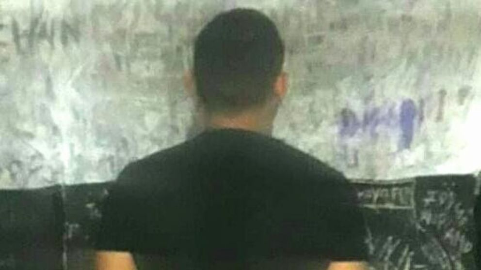 El hombre intentó huir pero luego fue interceptado por los policías.