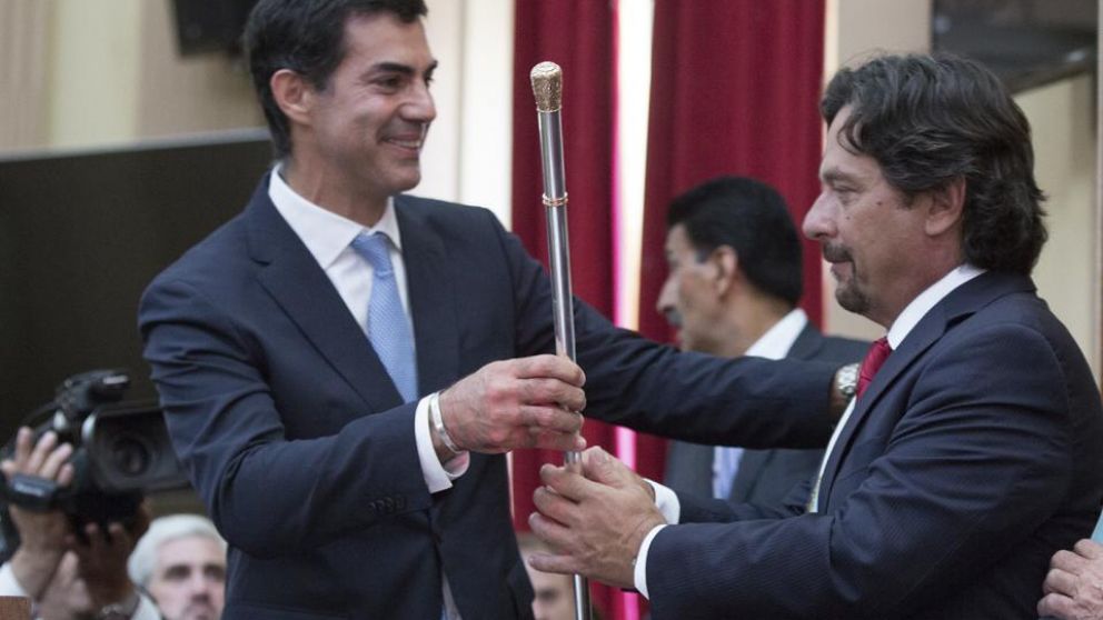 Juan Manuel Urtubey le entregó los atributos de mando a Gustavo Sáenz.