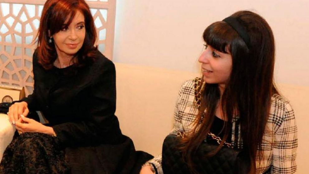 Cristina Fernández de Kirchner junto a su hija Florencia (Crónica).
