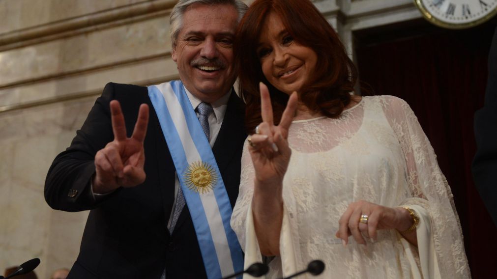 Alberto Fernández, junto a Cristina Kirchner, tras asumir como presidente de la Nación. (Hernán Nersesian/Crónica)
