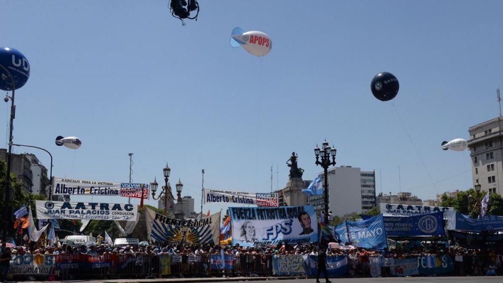 Frente del Congreso una multitud (Nahuel Ventura/Crónica).