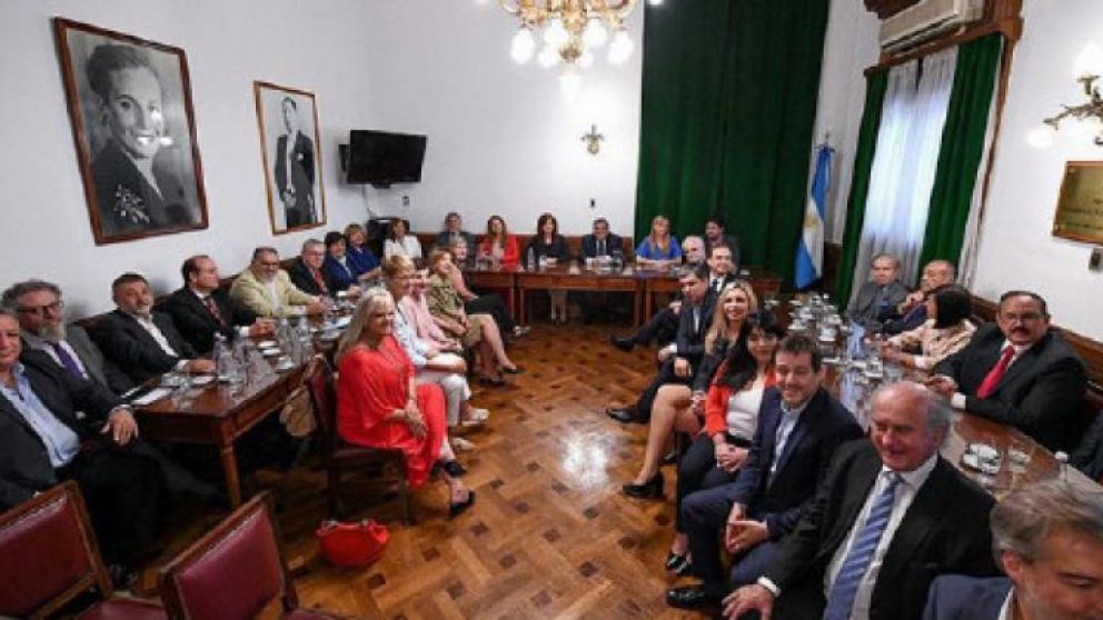 De Parrilli a Carlos Menem, el bloque del peronismo.