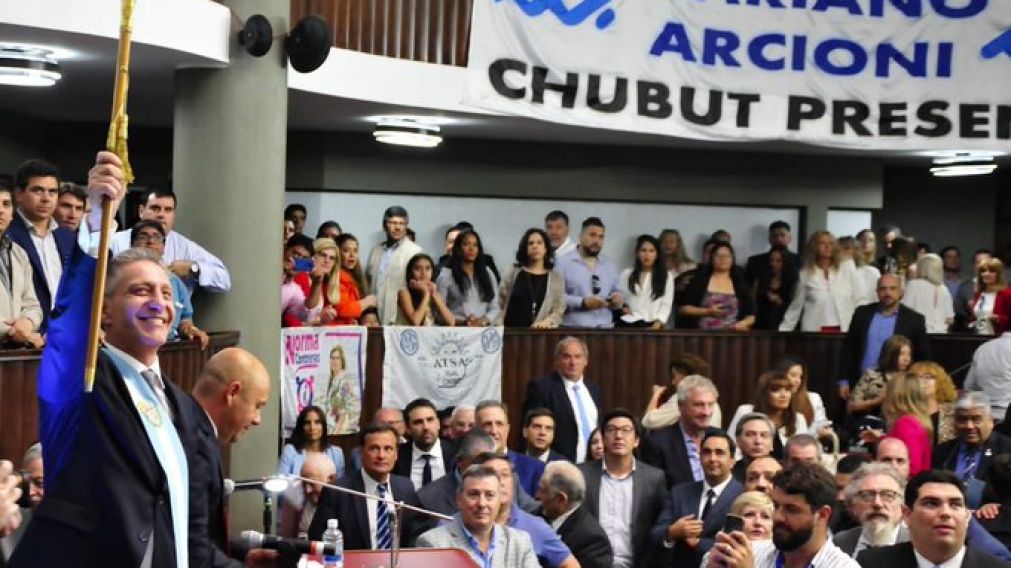 Arcioni, uno de los gobernadores que adelantó su jura.