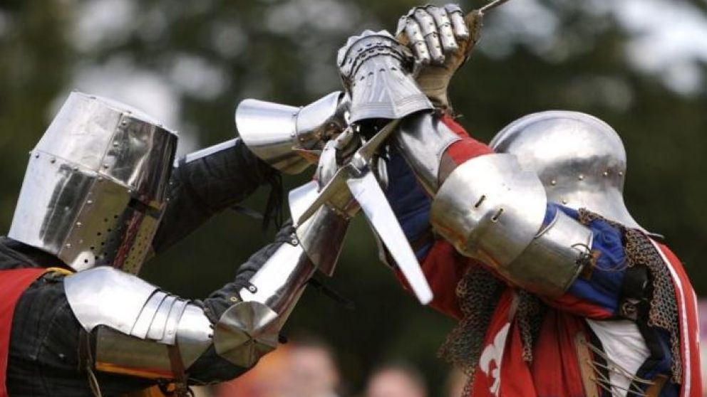 El esposo y el amante de una mujer participaron de un duelo medieval mortal (Ilustrativa).