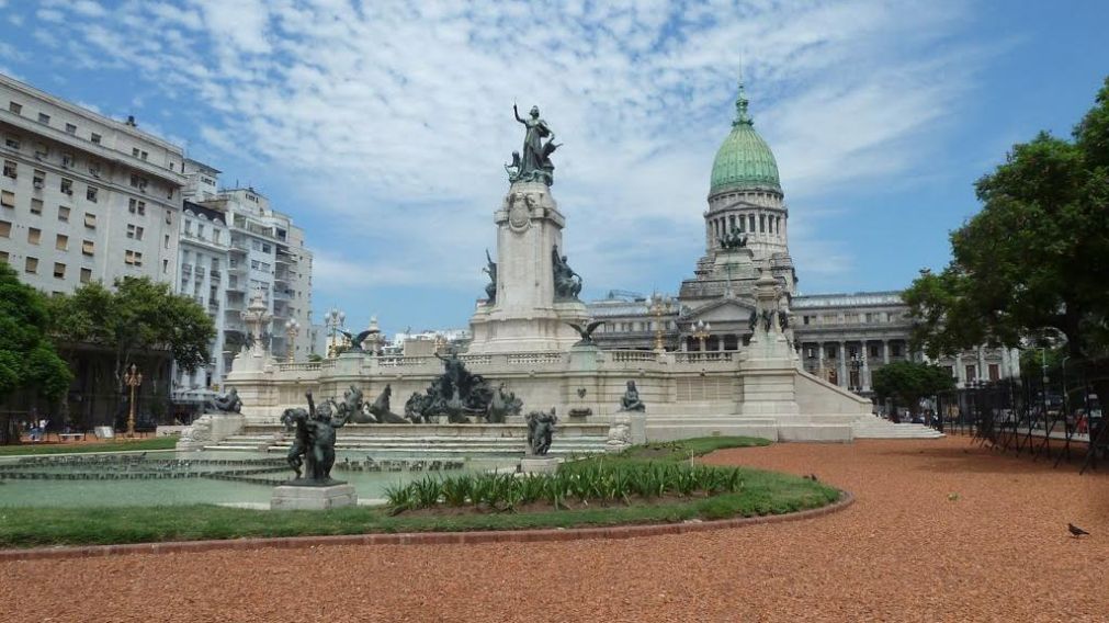 Fuerte operativo en la Plaza de los dos Congresos.