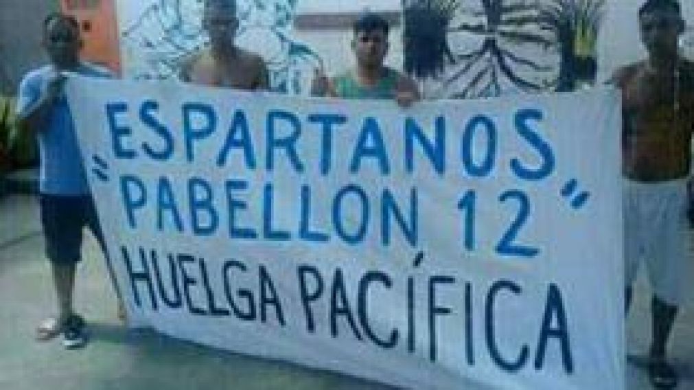 Los reos realizaron banderas para acompañar la protesta.