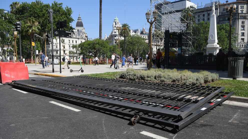 La Plaza de Mayo apareció sin sus rejas y comenzaron los trabajos para montar el escenario (Rubén Paredes/Crónica)..