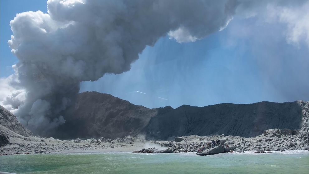 La erupción comenzó con la expulsión de rocas y una gran nube de humo (Foto: Télam).