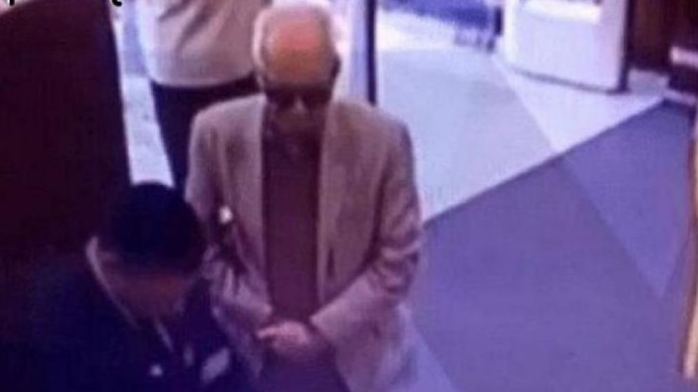 El momento en que el diplomático sustrae el libro.
