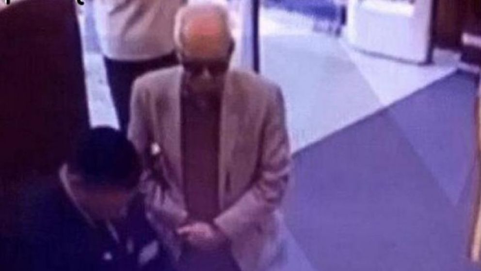 El momento en que el diplomático sustrae el libro.