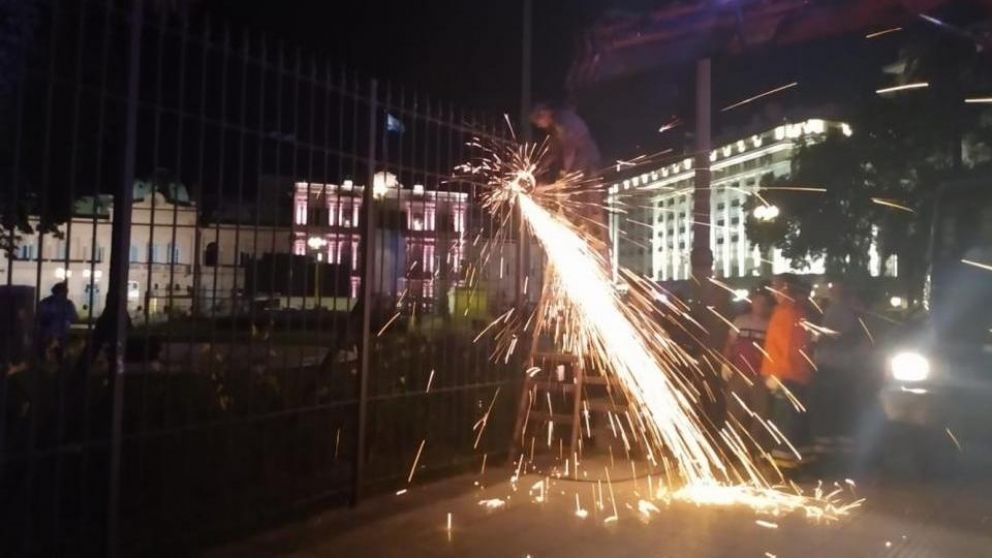 La estructura siendo retirada de la Plaza de Mayo.