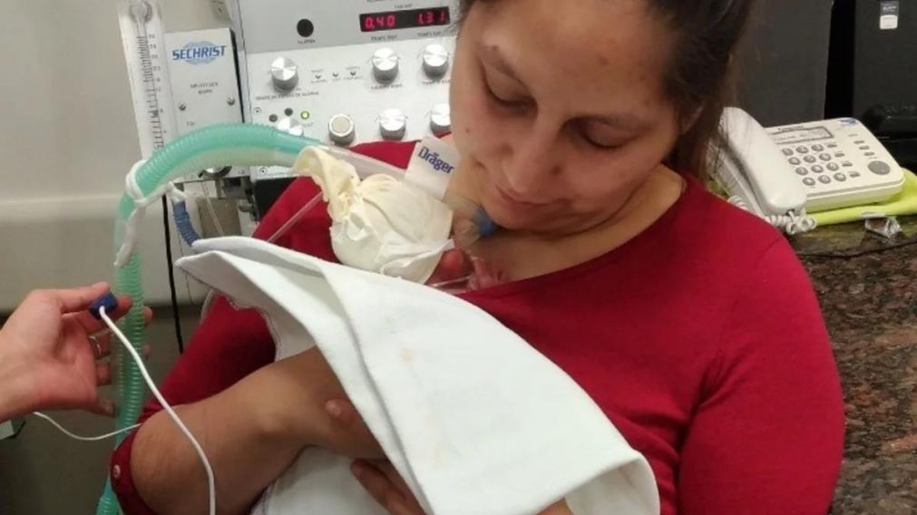 Micaela Durán abraza a su hijita, antes de recibir el alta.