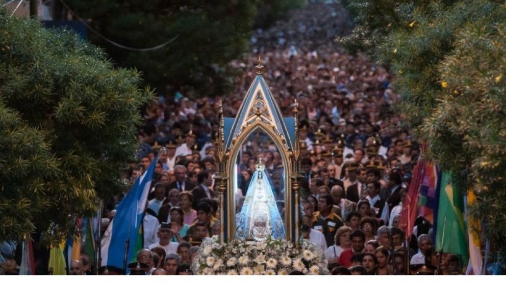 La imagen de la virgen recorrió las calles junto a la multitud.
