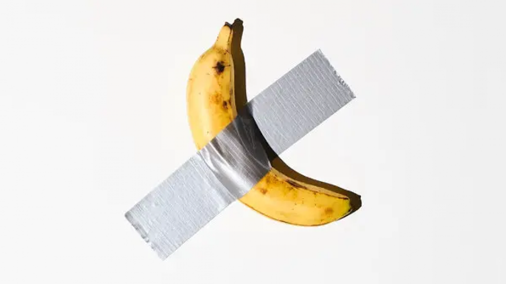 Un artista se comi� la banana m�s cara del mundo valuada en 150 mil d�lares.