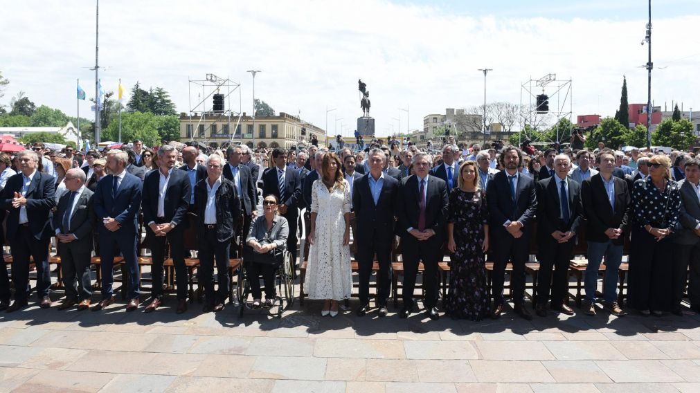 Los mandatarios, saliente y entrante, junto a sus parejas y miembros de su Gabinete (Crónica/Jonatan Moreno).