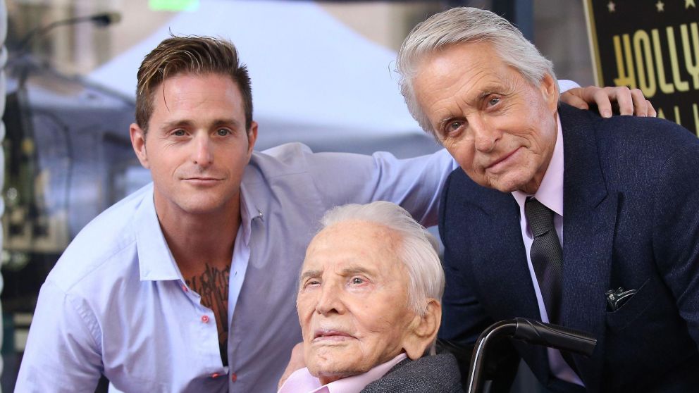 Kirk Douglas junto a su hijo y su nieto.