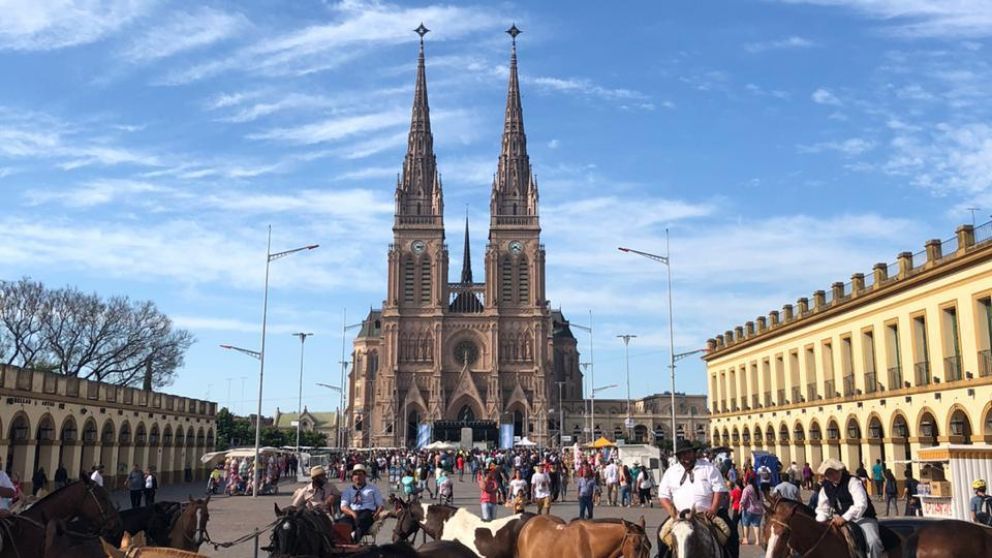 La Basílica de Luján se prepara para recibir a los fieles (Crónica).