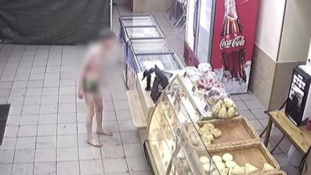Cámara de seguridad captó el momento en que el menor pide ayuda.