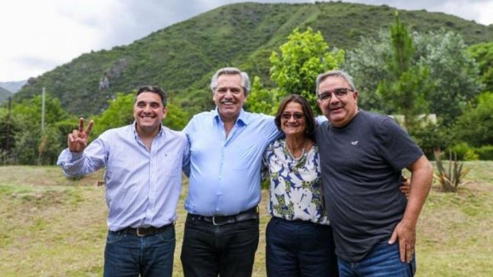 Alberto Fernández visitó Catamarca y tocó la guitarra junto a dirigentes