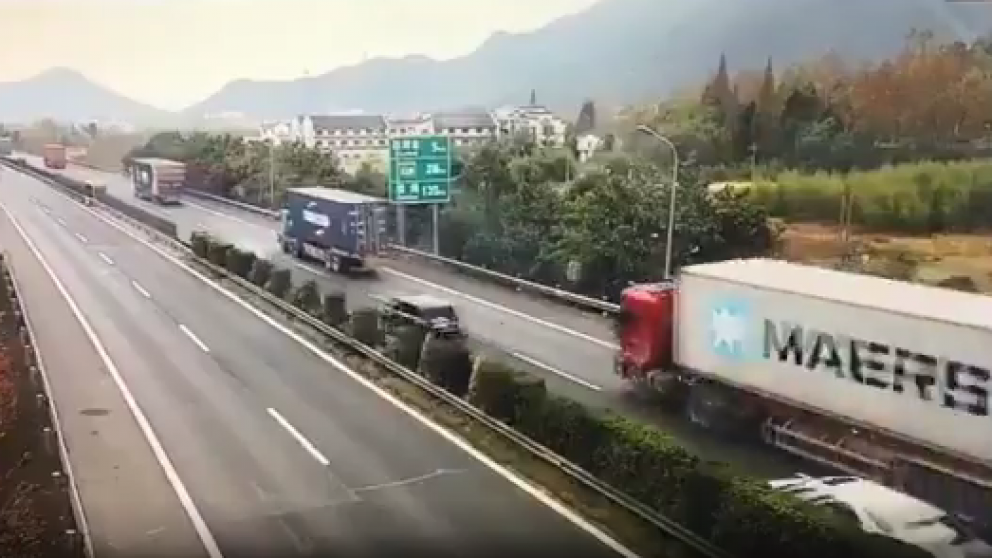 El momento previo en que el camión casi vuelca encima del auto.