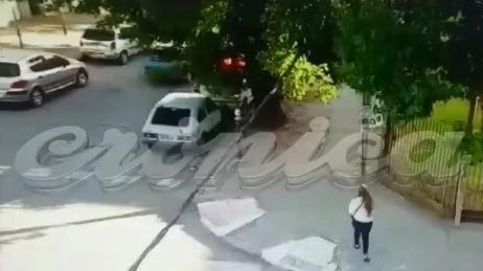 Cámaras de seguridad registraron el paso de la mujer(Captura).