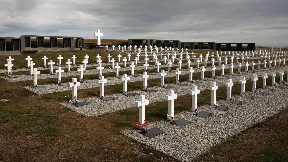 El pedido de cancillería es para identificar tres cuerpos enterrados en Malvinas