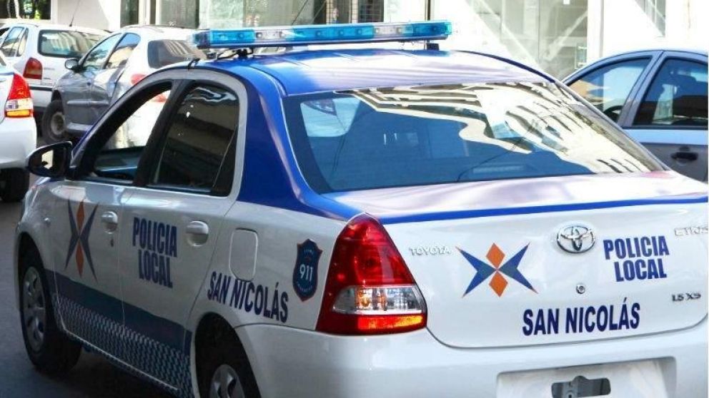 Uniformados de la policía de San Nicolás llegaron de inmediato tras el llamado al 911.
