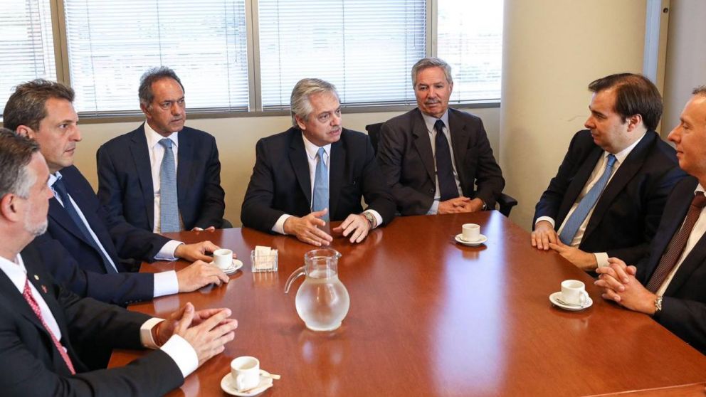 Alberto Fernández, en su oficina junto a Felipe Solá, Daniel Scioli, y Sergio Massa, en el encuentro con la delegación de diputados de Brasil.