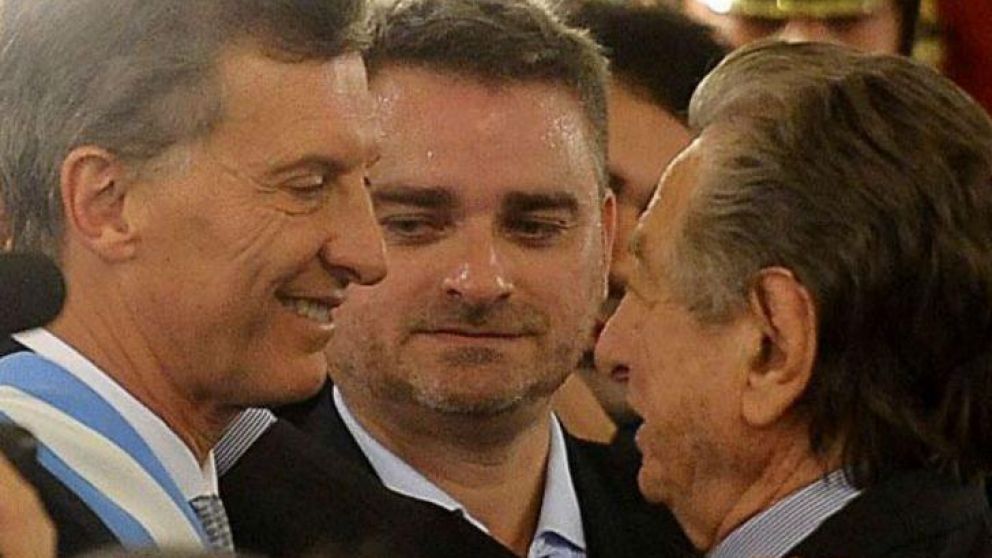 Macri y su padre en el día de la asunción como Presidente.