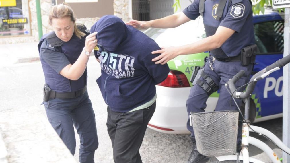 H�ctor Maldonado fue llevado por dos polic�as a declarar ante el magistrado.