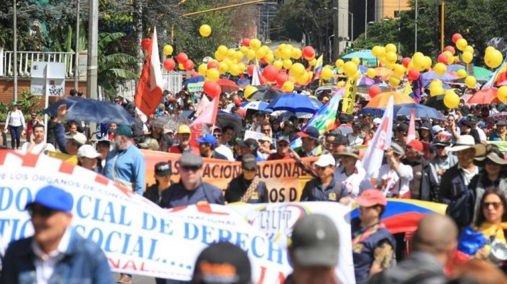 Miles de personas desfilaron por las calles de distintas ciudades en rechazo al ajuste.