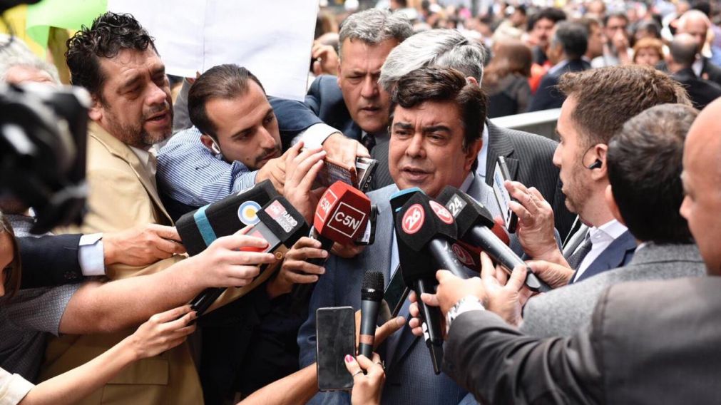 Fernando Espinoza hablando con periodistas antes de entrar a la C�mara Baja.