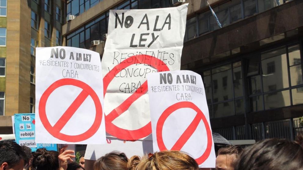 Los trabajadores de la salud van a continuar con la medida de fuerza.