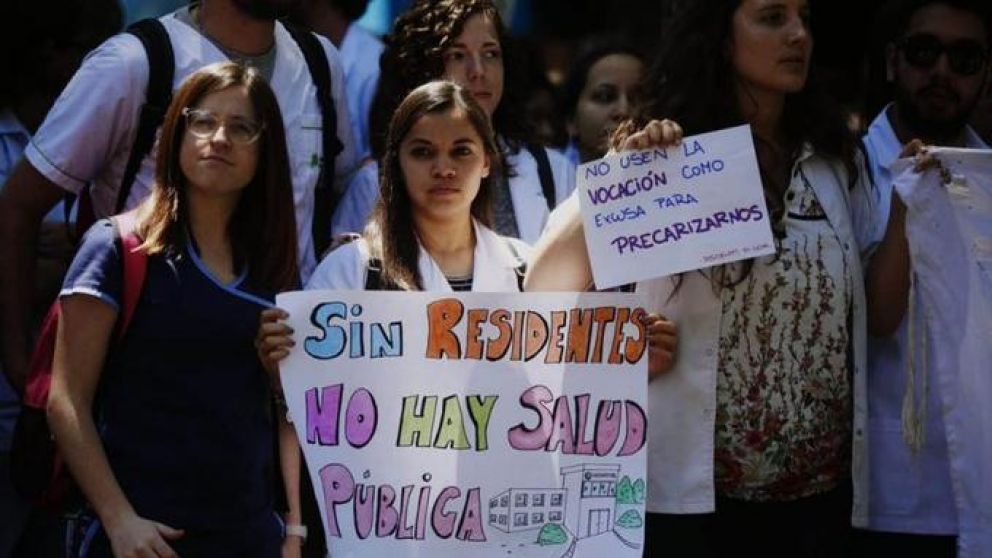 Los residentes continúan reclamando por sus derechos.