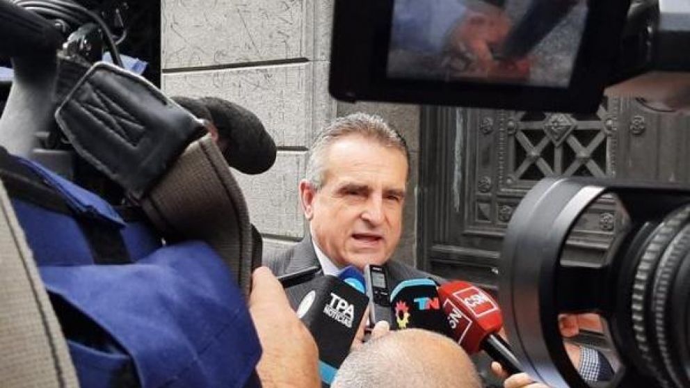 Rossi habló antes de entrar al recinto. (Twitter).