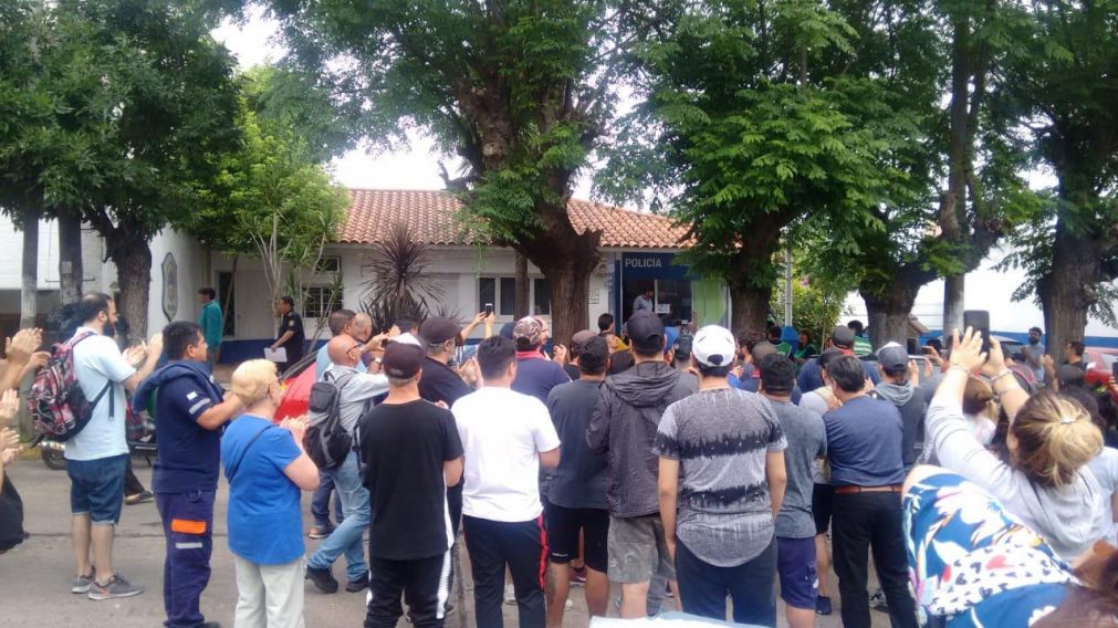 Trabajadores exigen que liberen a los detenidos en la puerta de la Comisaría Nº8 de Quilmes.