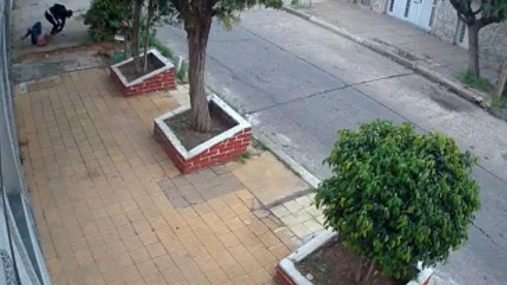 Secuencia del ataque a la joven. (Captura de video).