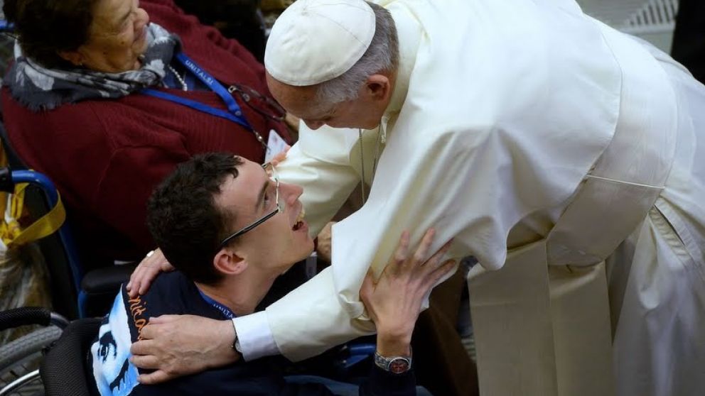 Una constante de su papado: Francisco saludando a una persona en silla de ruedas.