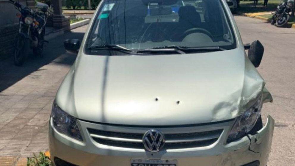 El auto de los hampones recibió dos impactos de bala en el capot.