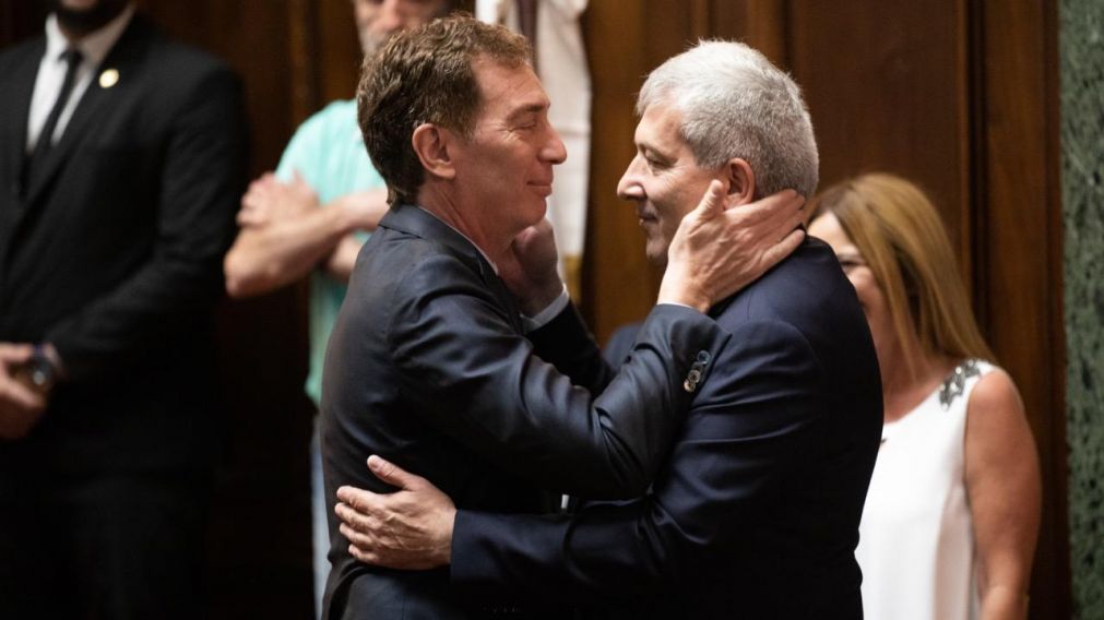 Diego Santilli y Emilio Monzó, durante la jura de los diputados porteños.