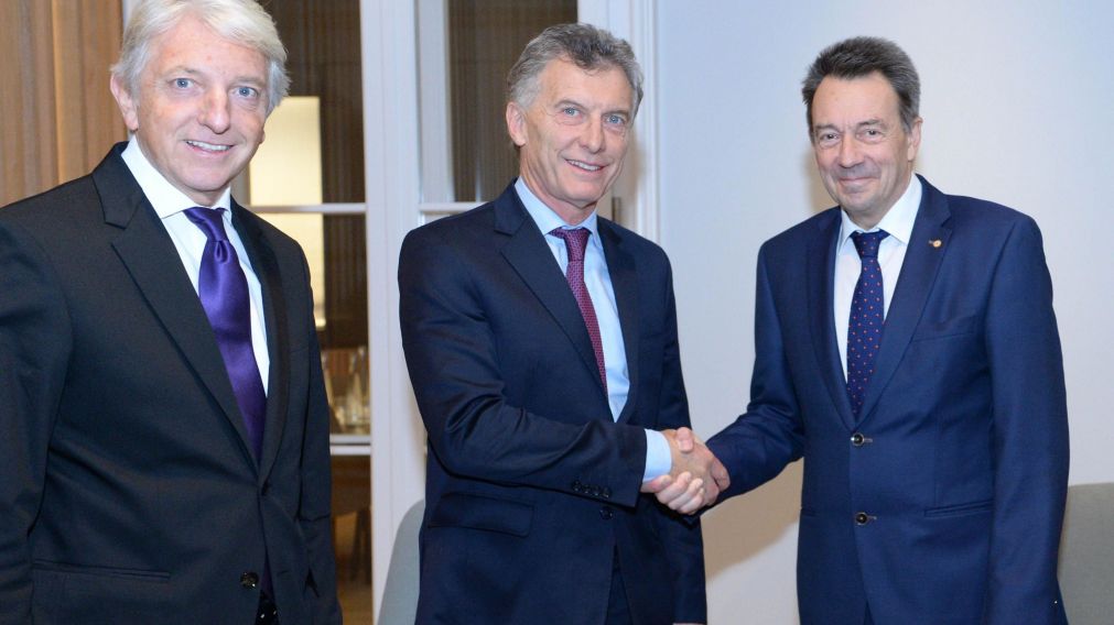 Macri junto a autoridades de la Cruz Roja internacional.