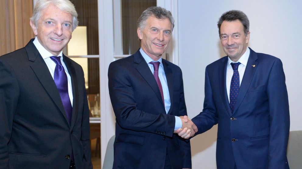 Macri junto a autoridades de la Cruz Roja internacional.